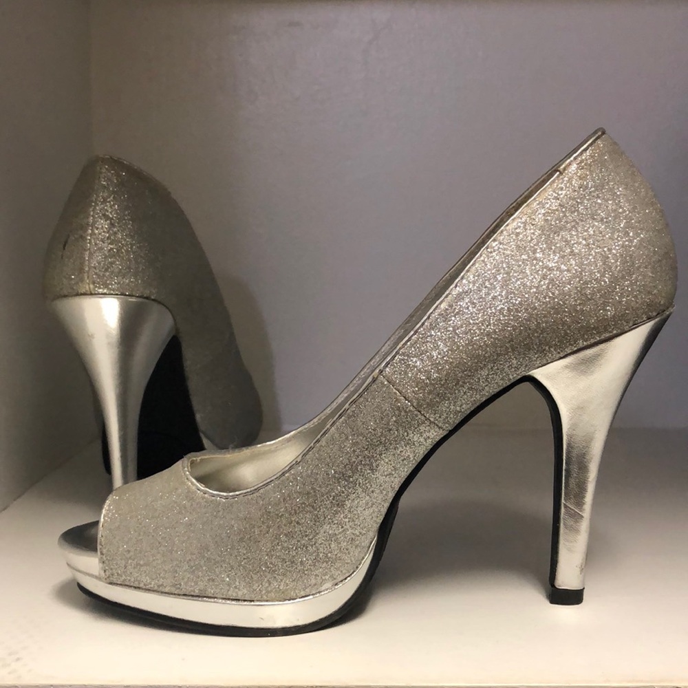 Silver glittered pumps